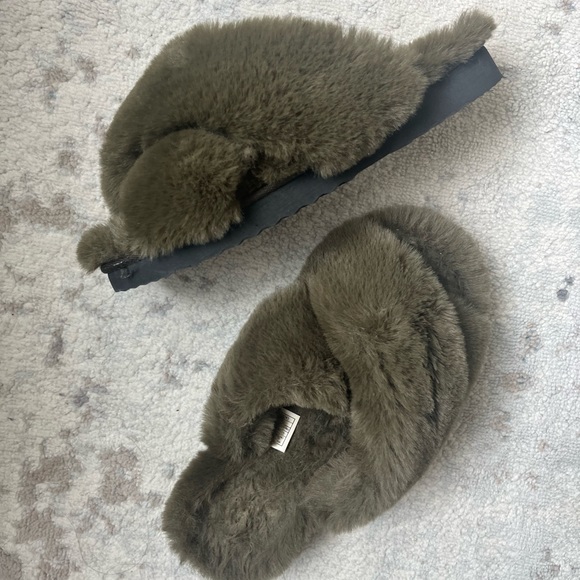 Apparis slippers - like new! - Picture 3 of 3